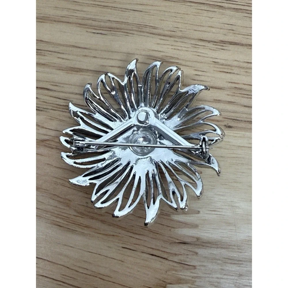 Vintage Silver Tone Flower Brooch Pin Daisy 2‎ Inches